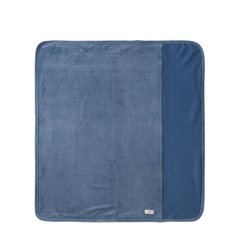 Ribbed pockets blanket